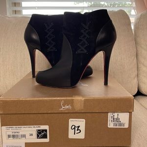I am selling a authentic pair of Christian LOUBOUTINS.